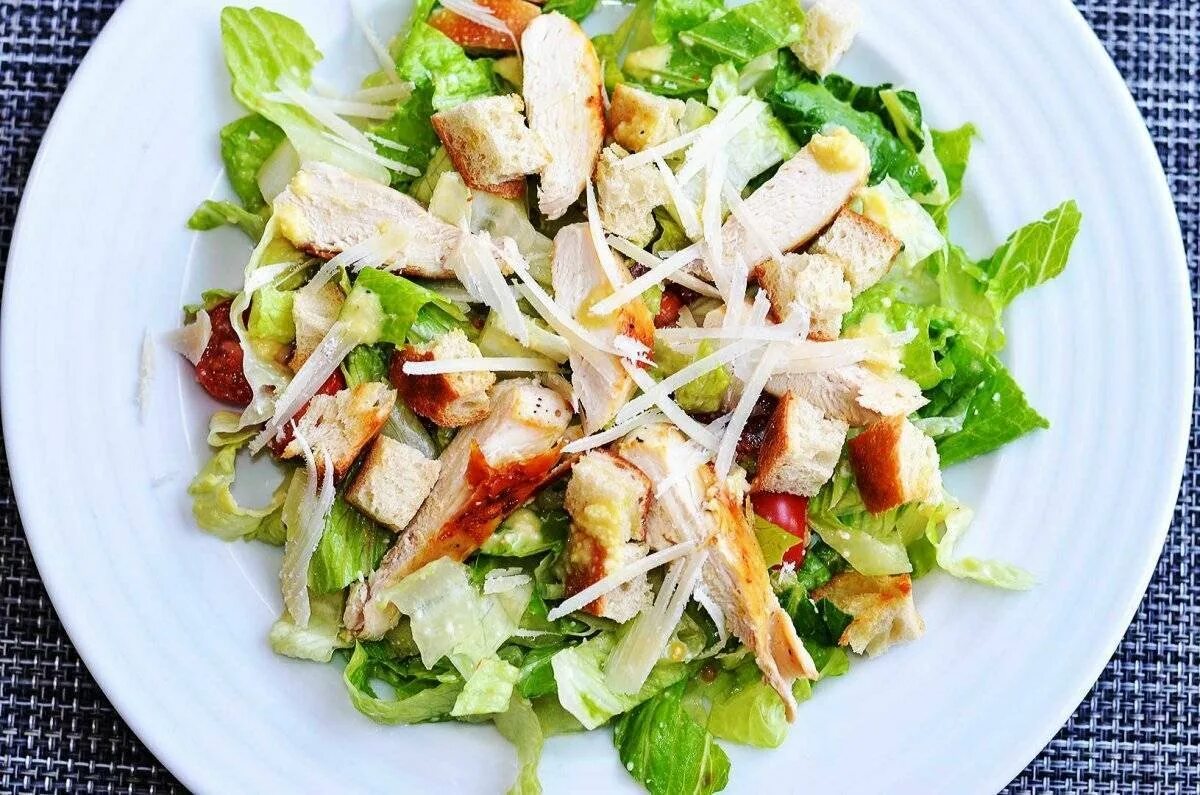 Салат с апельсином. Салават цезарь. Салат с яблоком и курицей. Сасалат с капченай курицай. Салат цезарь кардини.