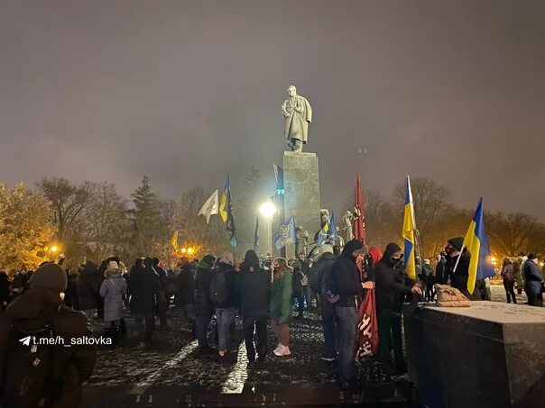 Памятник Шевченко в Харькове сейчас. Митинг в Харькове. Протесты в Харькове сейчас. Харьков на сегодняшний день. Есть ли свет в харькове сегодня