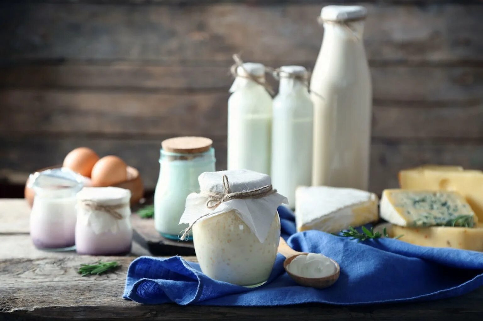 Фермерские продукты. Фермерские продукты. Корзина фермерских продуктов. Натуральные фермерские продукты. Экоферма экзархо в горах.