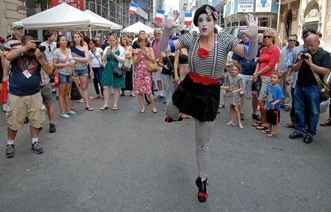 Национальный праздник французы отмечают 10 августа