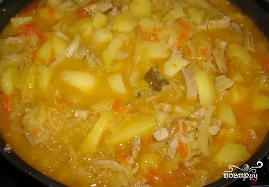 Солянка с картошкой и свежей капустой. Солянка с капустой и картошкой. солянка из капусты с мясом и картошкой. солянка из капусты картофель. солянка на сковороде с квашеной капустой.