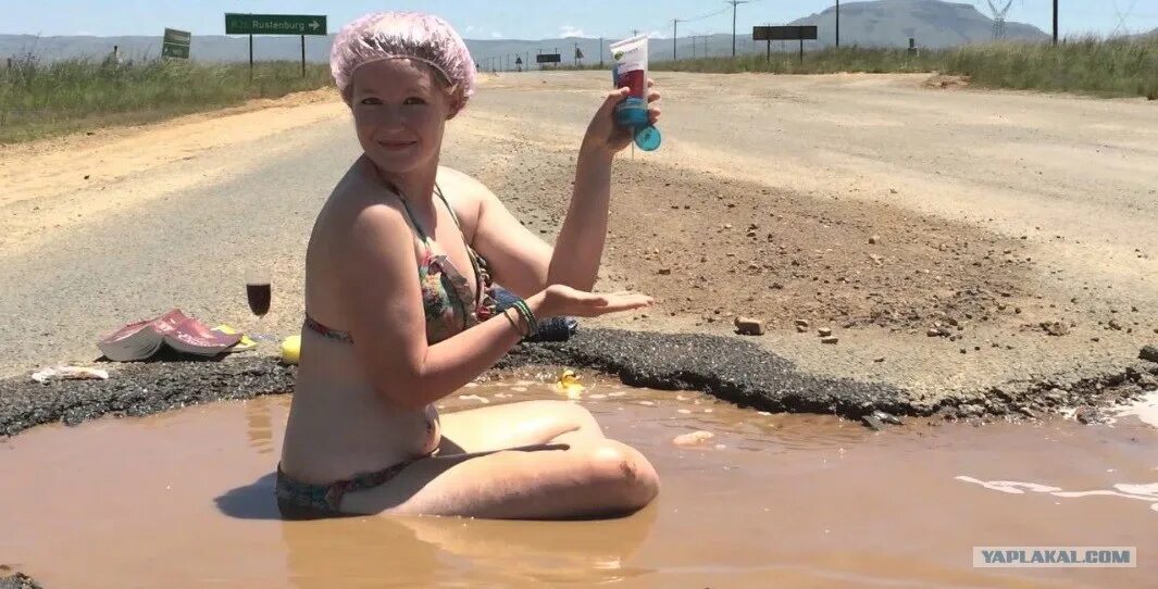 Босиком в луже. Девочка купается в луже. Женщина сидит в луже. Девушка босиком. Ноги в луже.