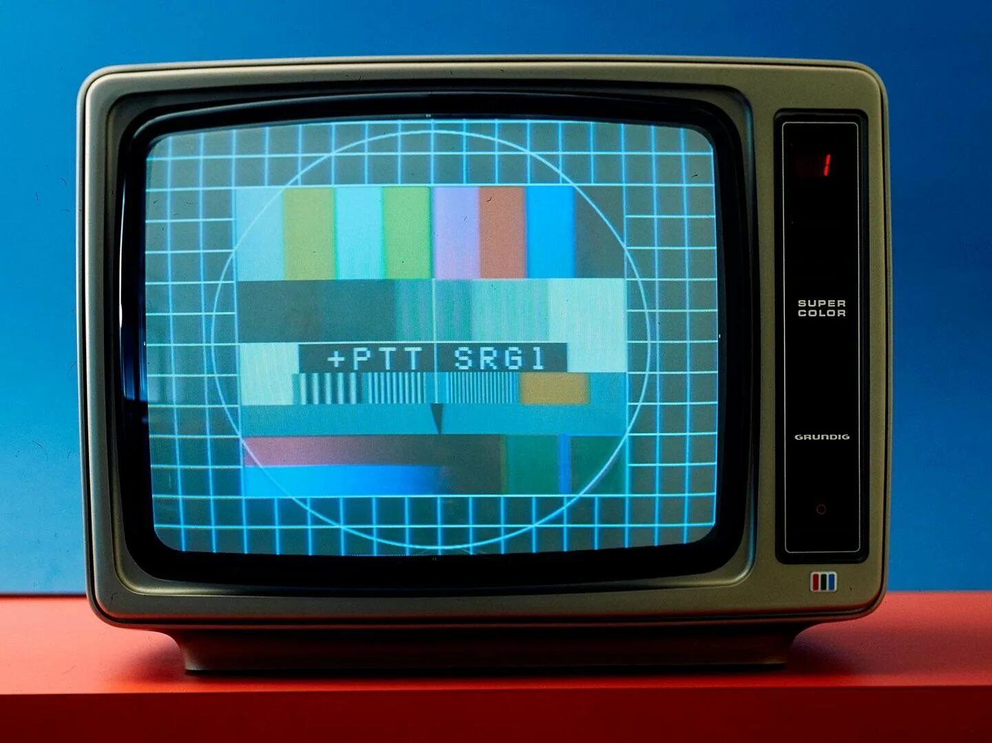 Телевизор 1 минуту. Старый телевизор. Цветное Телевидение. Первый цветной телевизор. Аналоговый телевизор.