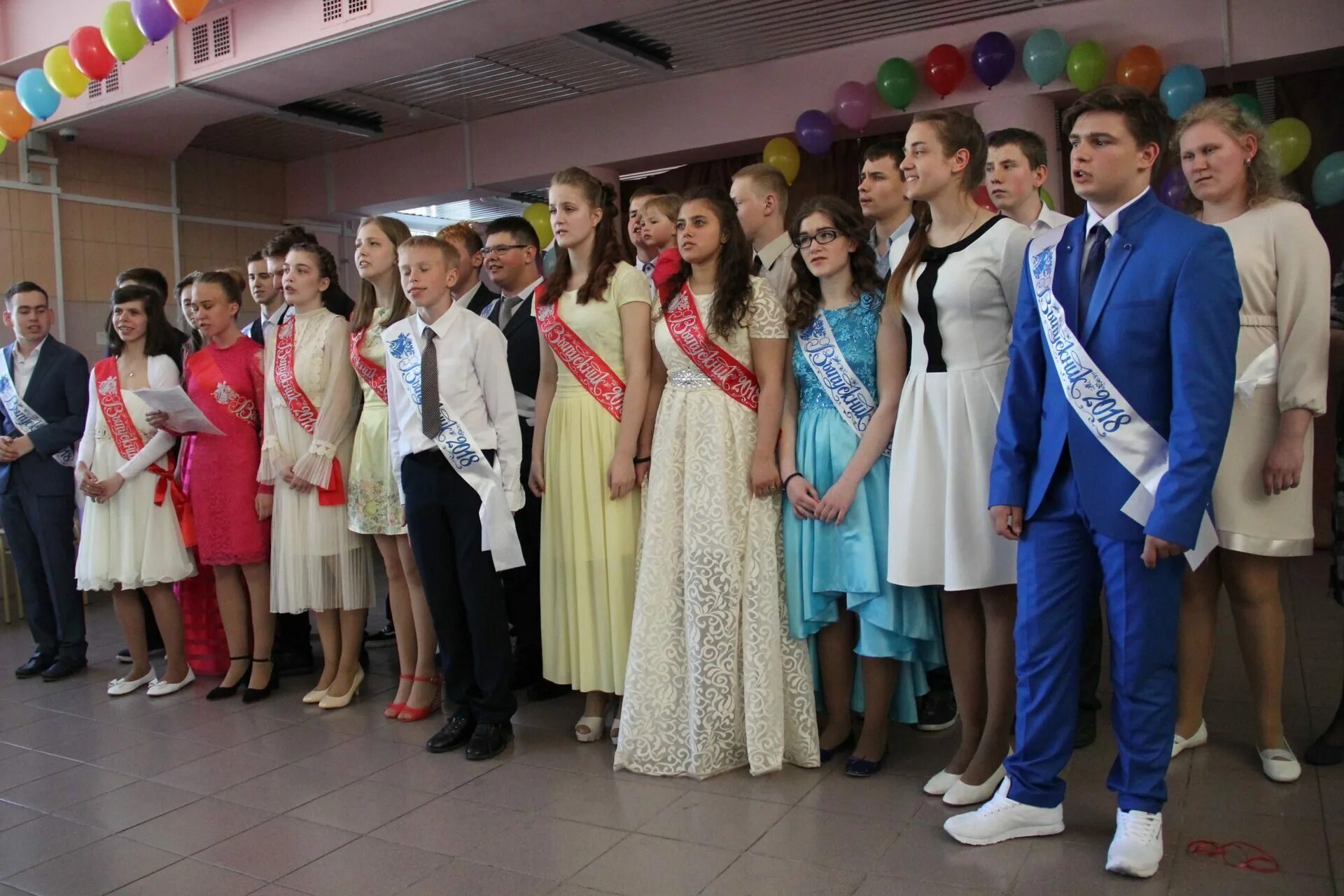 выпускник интерната. выпускной в интернате. выпускники 11 классов. выпускники школ интернатов. школа интернат выпускники.