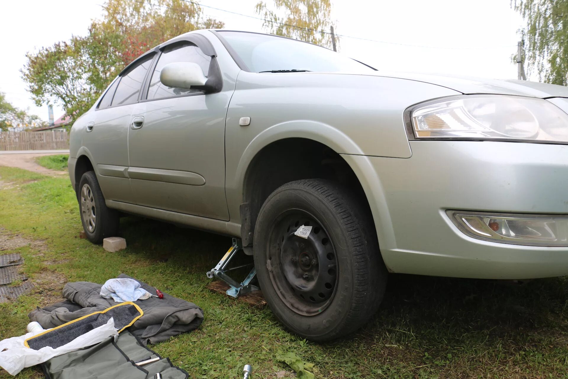Барабан тормозной задний ниссан альмера g15. Замена колес альмера. Nissan almera classic b10 замена передних тормозных дисков. Ниссан альмера классик серебристый. Покраска тормозных дисков на авто.