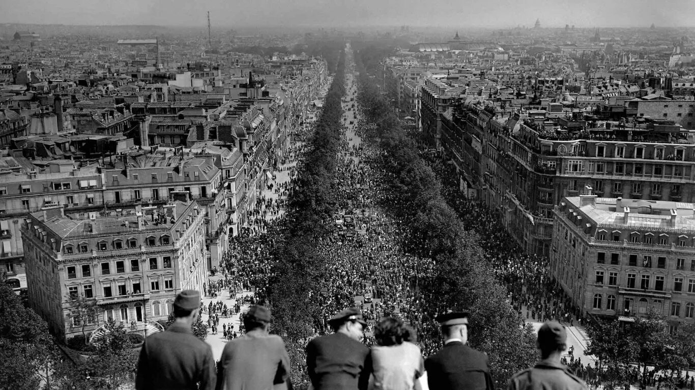 Франция изменилась. Париж 1920-е Елисейские поля. Париж 1945 год. Франция 1945 столица. Франция Париж Елисейские поля 1940 год.