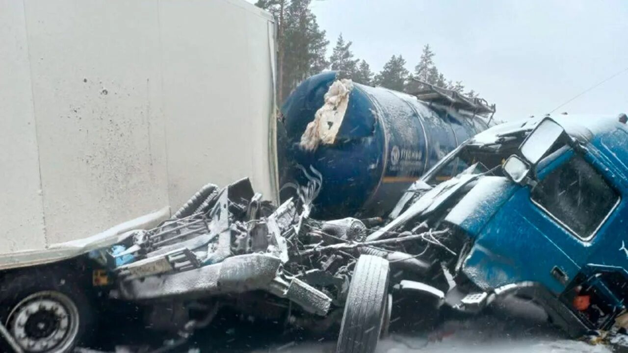 Аварии великий новгород. Дтп м 11 сегодня в новгородской. Машина на трассе. Авария на трассе м11 сегодня в новгородской области. Трасса дон м 4 миллерово.