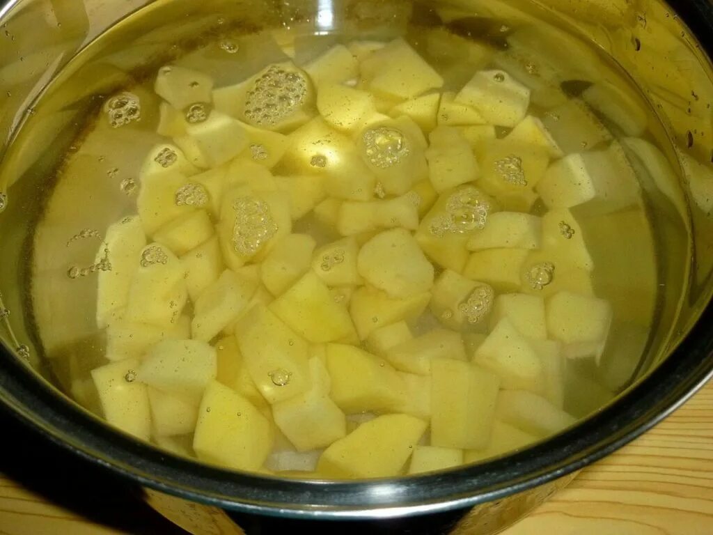 Сколько варить картошку в супе кубиками. Картофель нарезанный кубиками в кастрюле. нарезанная картошка в воде. нарезанная картошка в кастрюле. картофель в кастрюле с водой.