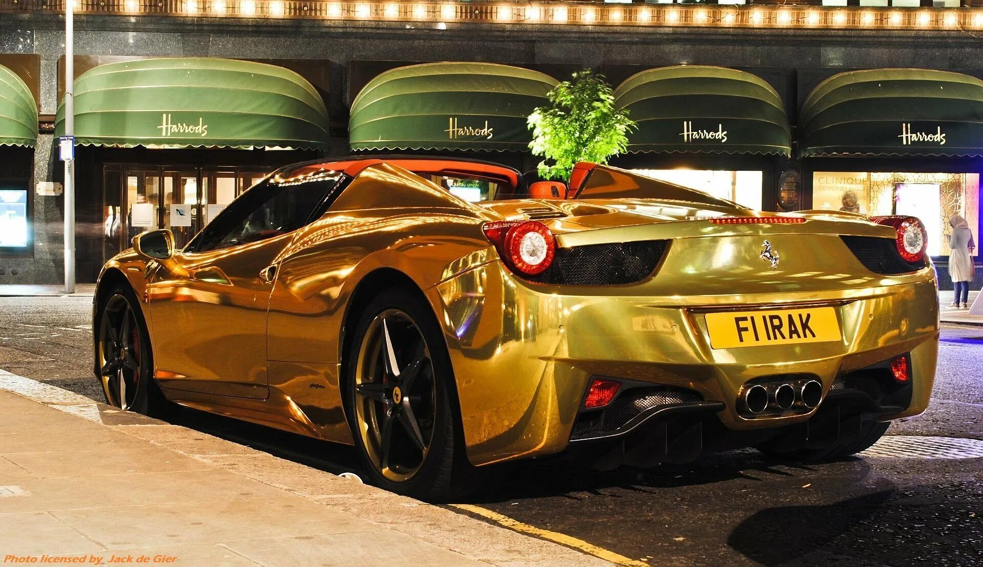Золотистый авто. Золотой Бугатти Ламборджини. Феррари 599 Золотая. Ferrari 599 GTB Gold. Ferrari 599 GTB Золотая.