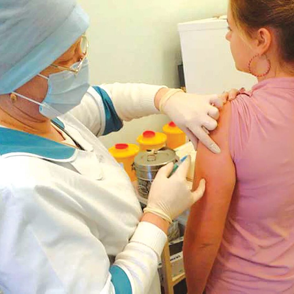 Прививки против гриппа проводят. Техника постановки прививки от гриппа. Прививку надо прививку. Вакцина от пневмонии детям. Куда делают грипп.