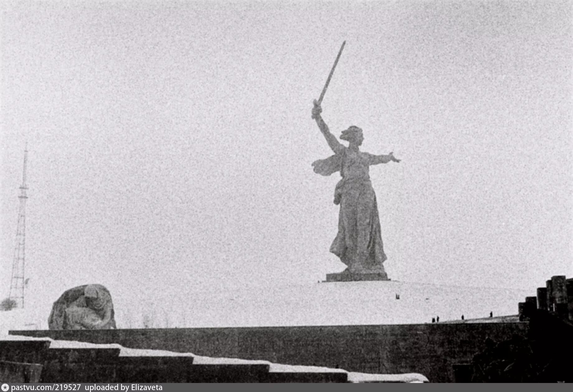 Архитектурный комплекс мамаев курган. Жилье посуточно мамаев курган. Гест н. Квартиры посуточно реклама. Коммунальная 16 волгоград.