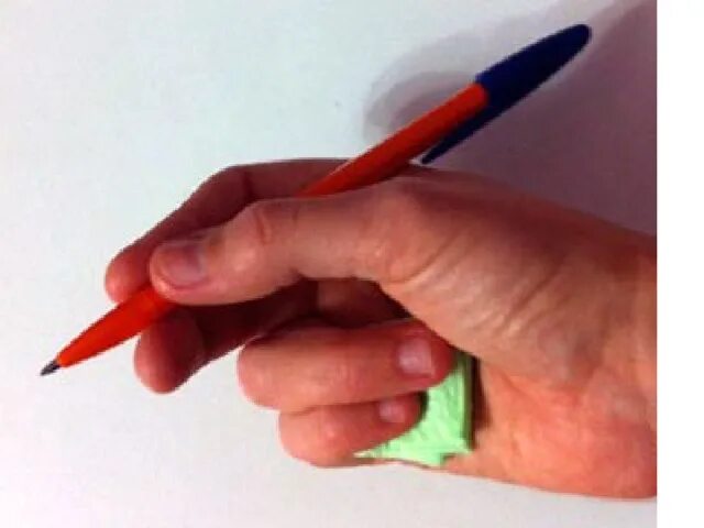 Держать ручку с помощью резинки. Правильно держать ручку. Как научиться правильно держать ручку. Научить ребенка держать карандаш с помощью резинки. Можно взять ручку