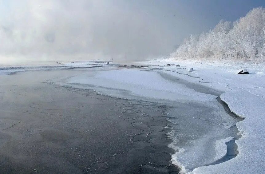 Засушливое лето морозная зима с сильными ветрами. Ледостав на реке Енисей. Лед река Енисей. Озеро Байкал ледостав. Ледостав забереги.