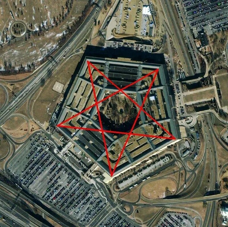 Где находится элита. Здание Пентагона сверху. Пентагон США пентаграмма. Пентагон США вид сверху. Здание Пентагона и пентаграмма.