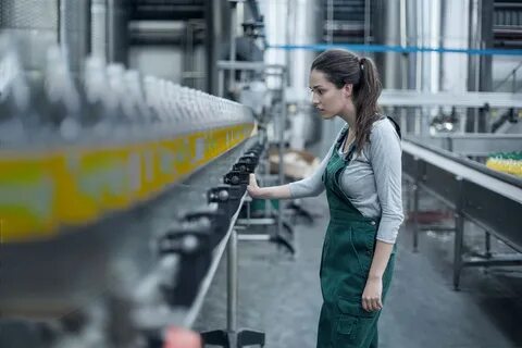 Женщины составляют 34.5 всех рабочих фабрики остальные