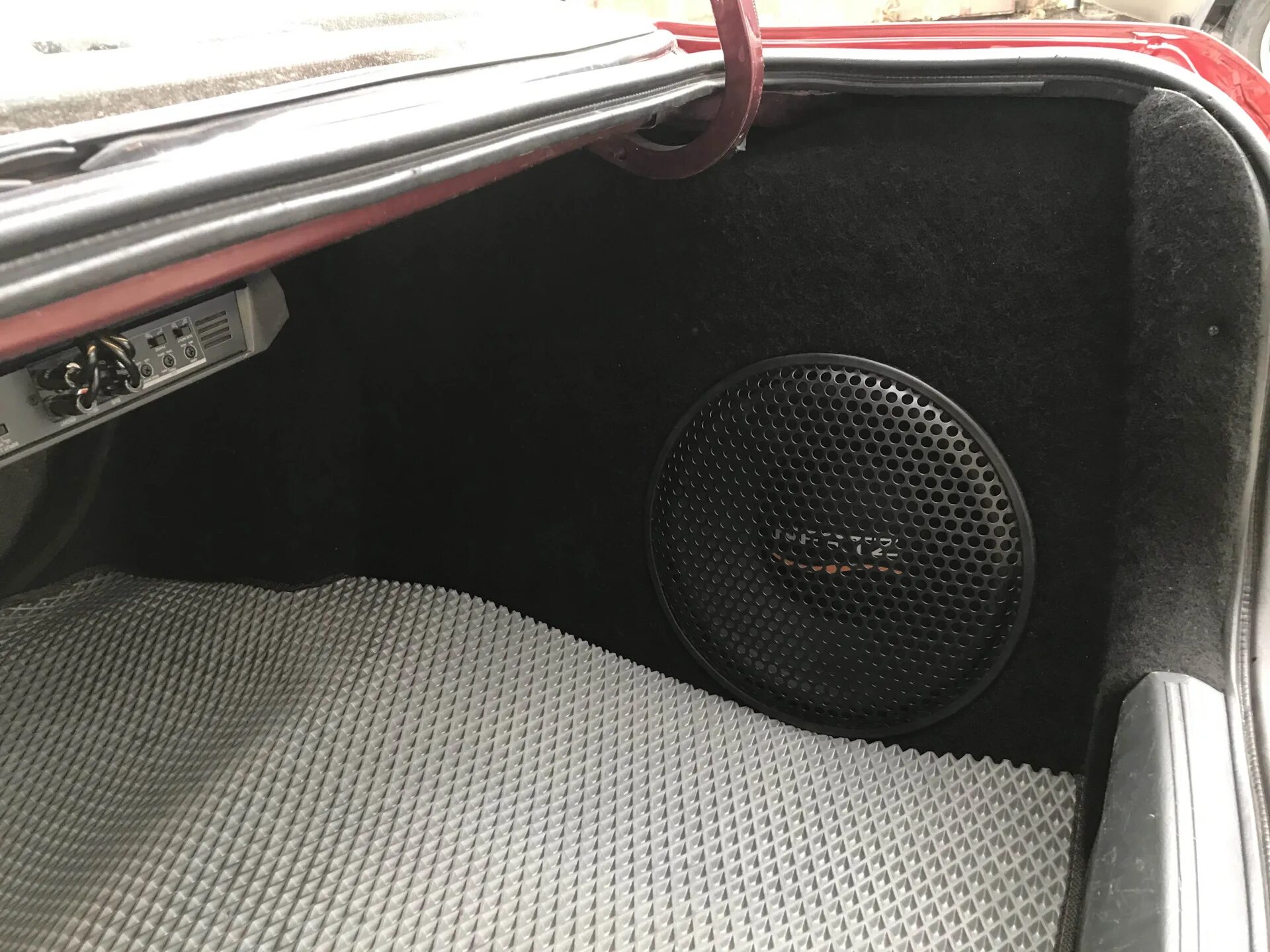 Саб в багажнике 2107. Саб в ваз 2107. Сабвуфер в 2107. Сабвуфер в 2107. Фальшпол и сабвуфер на ваз 2107.