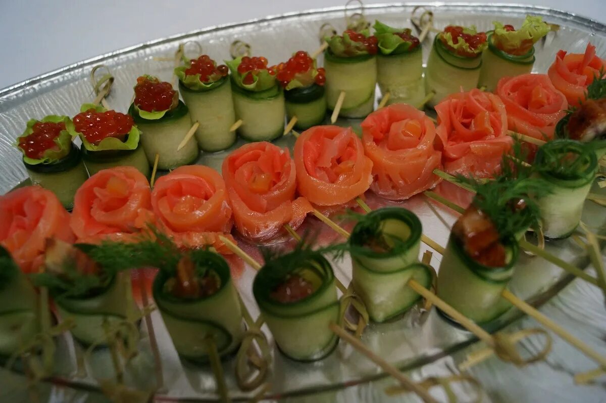 яйца фаршированные крилем. порционные закуски на праздничный стол. холодная закуска павлиний хвост. салаты на юбилей вкусные и красивые. фаршированные помидорки черри.