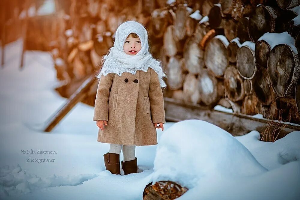 Девочка в тулупе. Зимняя одежда в русском стиле. Девочка в тулупе. Девочка в тулупе. Фотосессия детская зимняя в шубе.