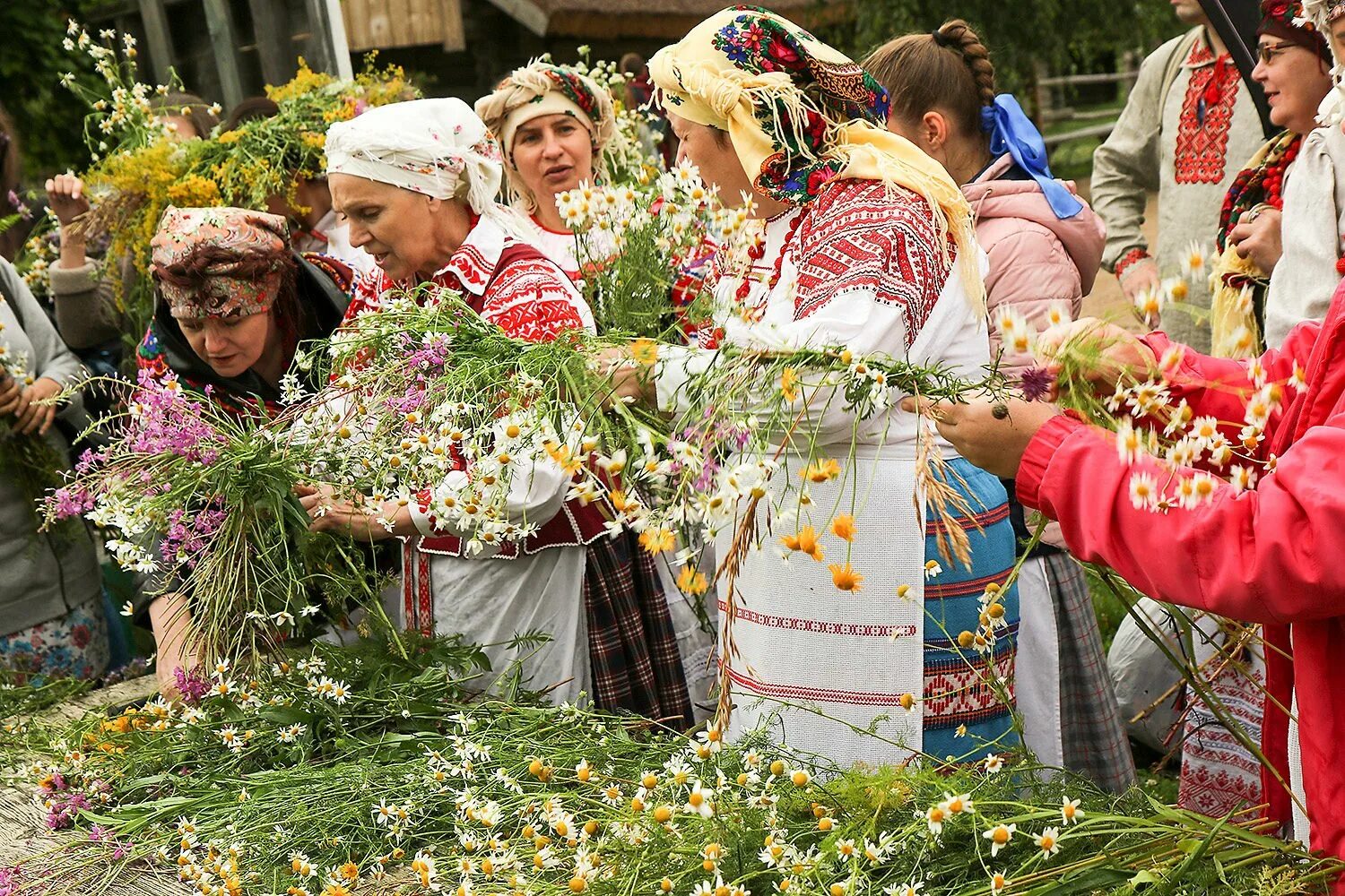 Белорусские национальная культура. Праздники и обряды белорусского народа Купалье. Национальный праздник в Белоруссии Купалье. Национальный праздник белорусов. Белорусские традиции и обычаи.