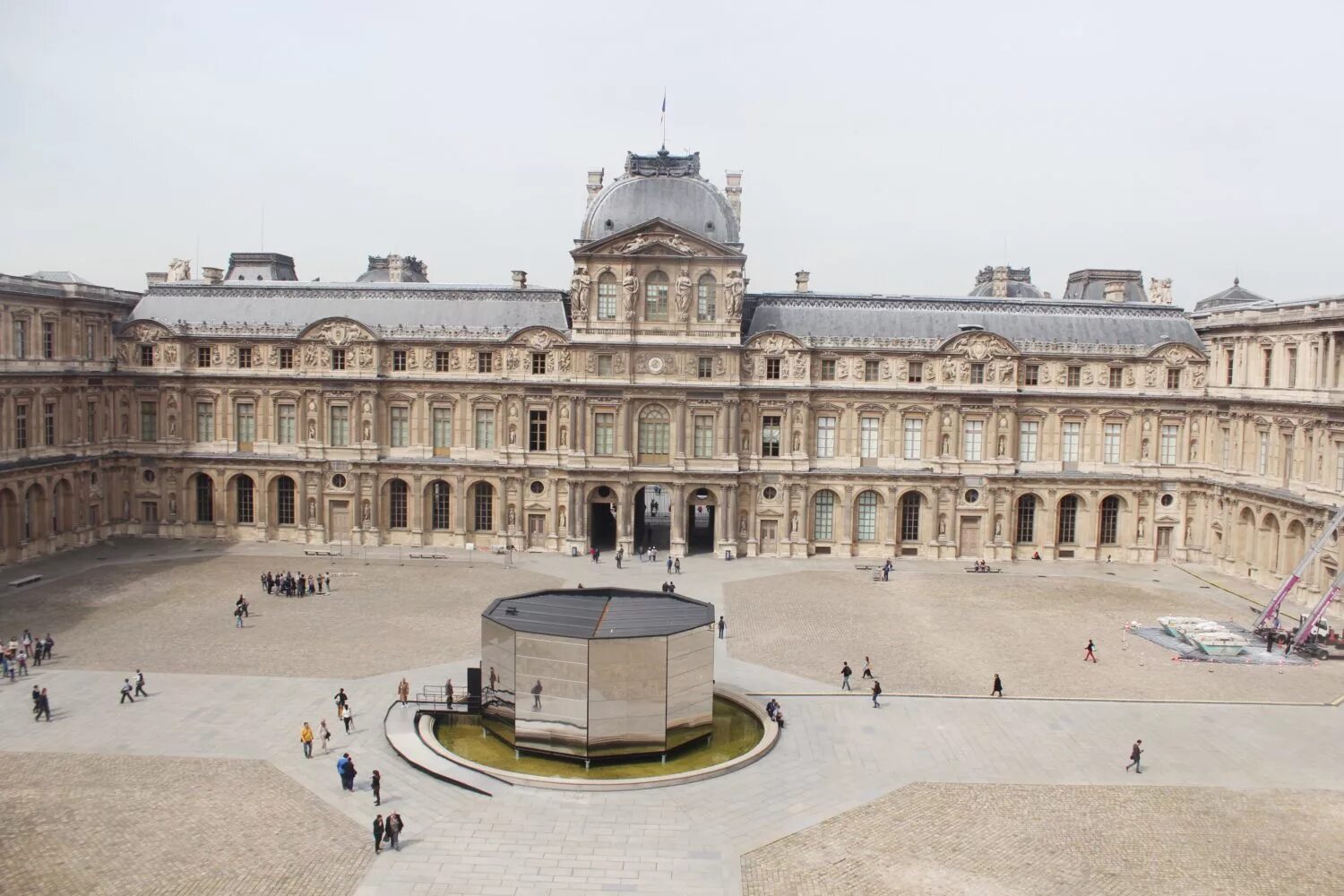 париж лувр пирамида.