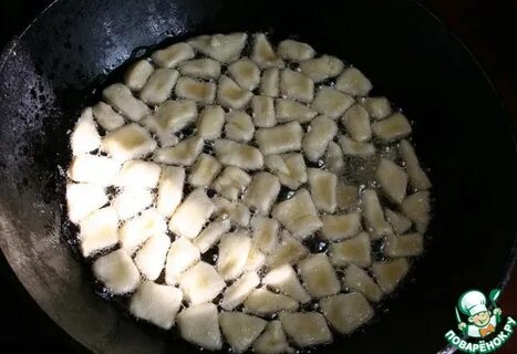 Жареное тесто с луком на сковороде