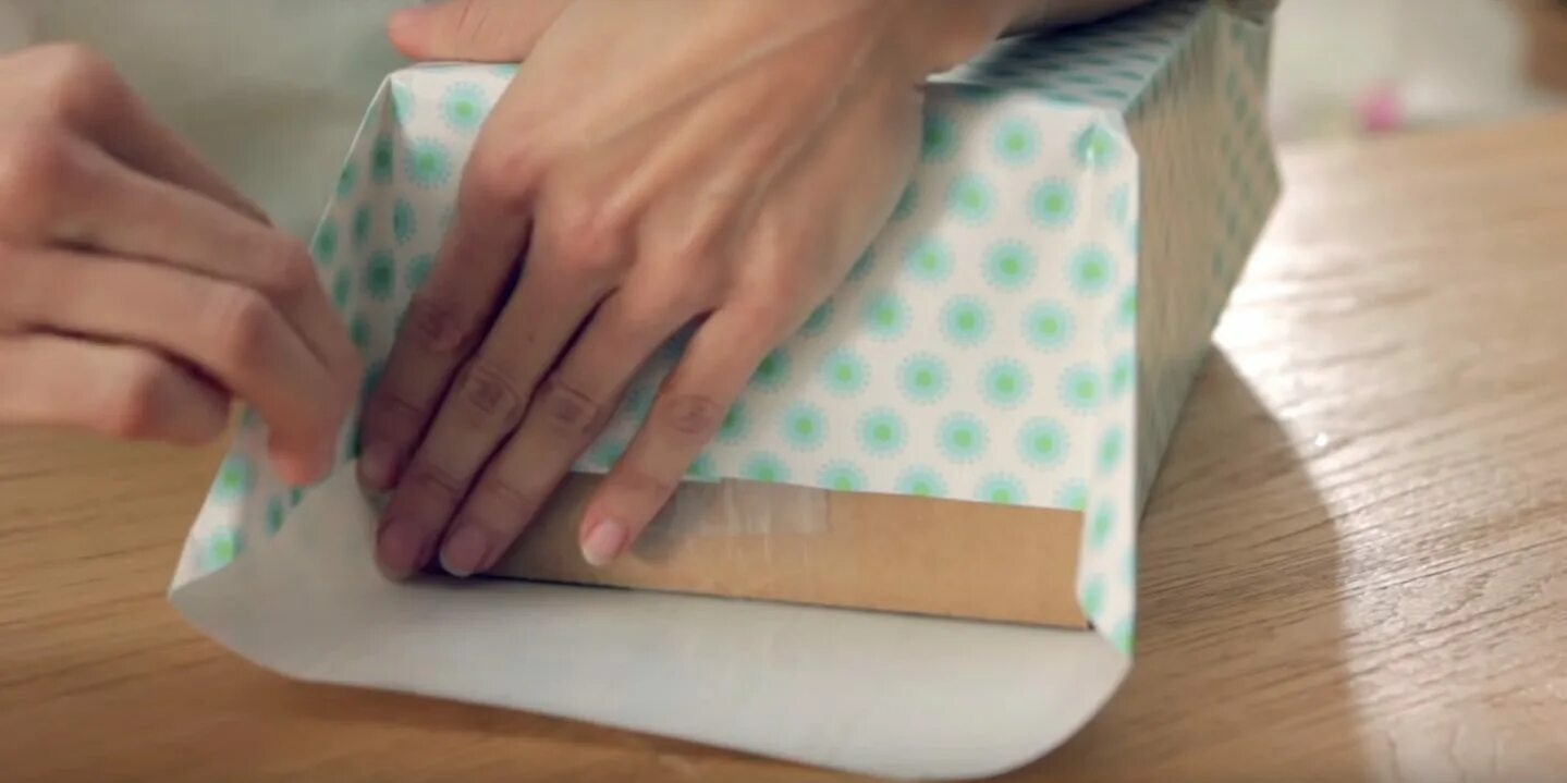 Скотч для упаковки коробок. Клеющая коробочку девочка. Девушка упаковывает коробки скотчем. Клеющая коробочку девочка. Коробочка без клея.