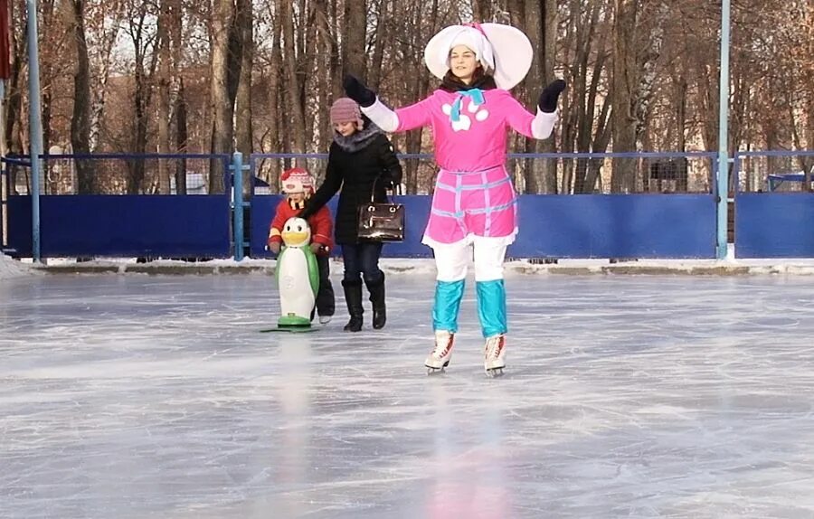 Каток альметьевск дк. Городской парк Альметьевск каток. Каток в Альметьевске в городском парке. Каток Альметьевск ДК Нефтьче. Альметьевский каток открытый.