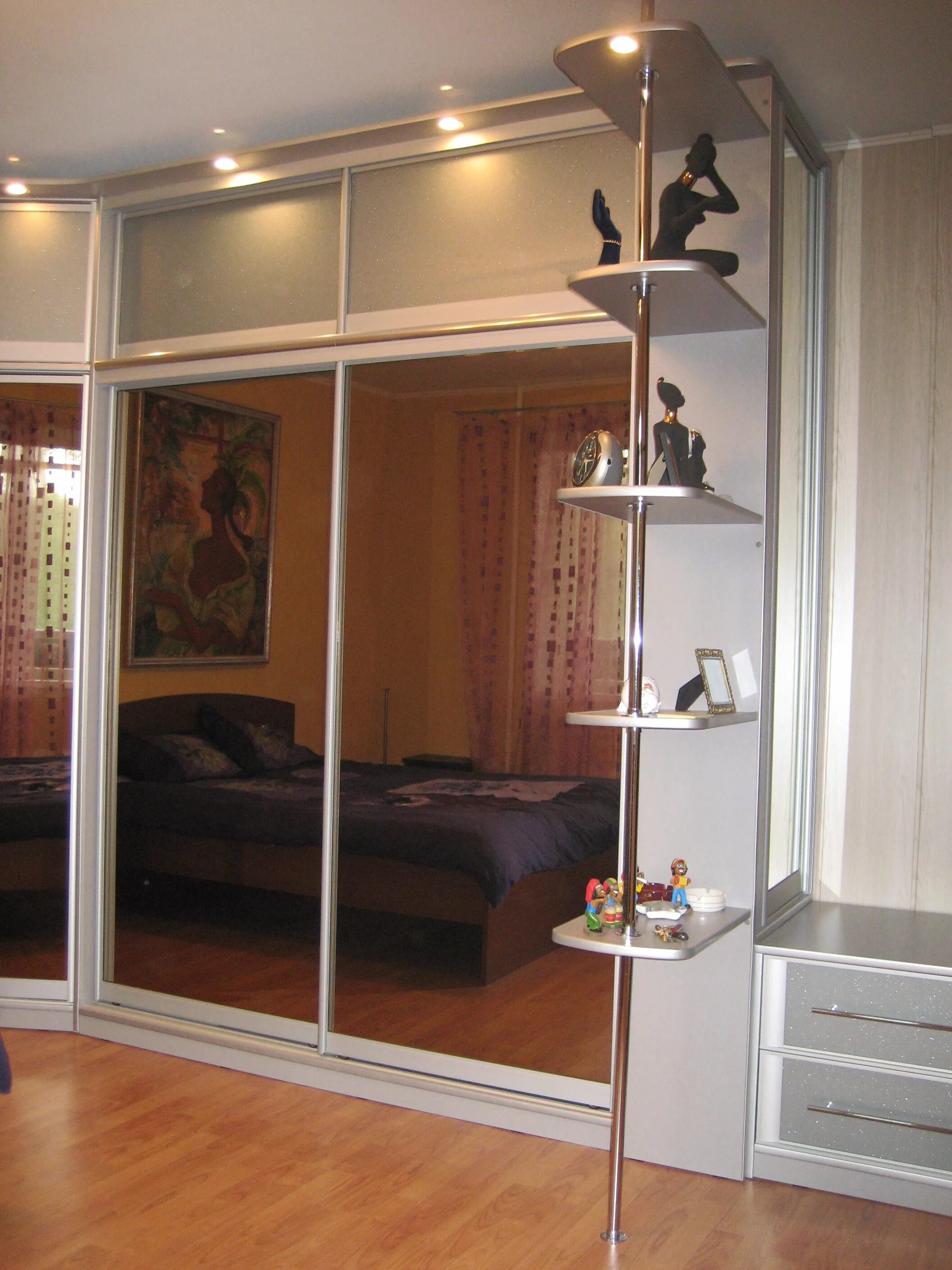 Встроенный шкаф и натяжной потолок. Встраиваемый шкаф. Шкаф купе под натяжной потолок. Шкафы-купе под потолок гороховец. Натяжной потолок и встроенный шкаф купе.