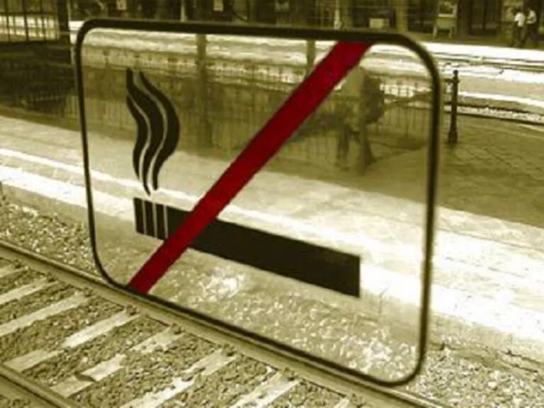 Можно ли курить в поезде дальнего. Курение в поезде. Вагон для курящих РЖД. Место для курения в поезде. Курение в поездах дальнего следования.
