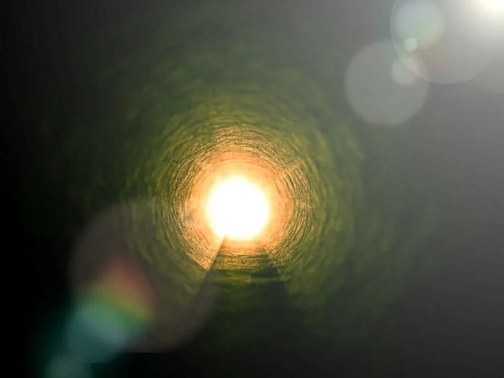 В конце туннеля виден свет. Свет в конце тоннеля. Виден свет в конце тоннеля. Увидеть свет. В конце тоннеля яркий свет.