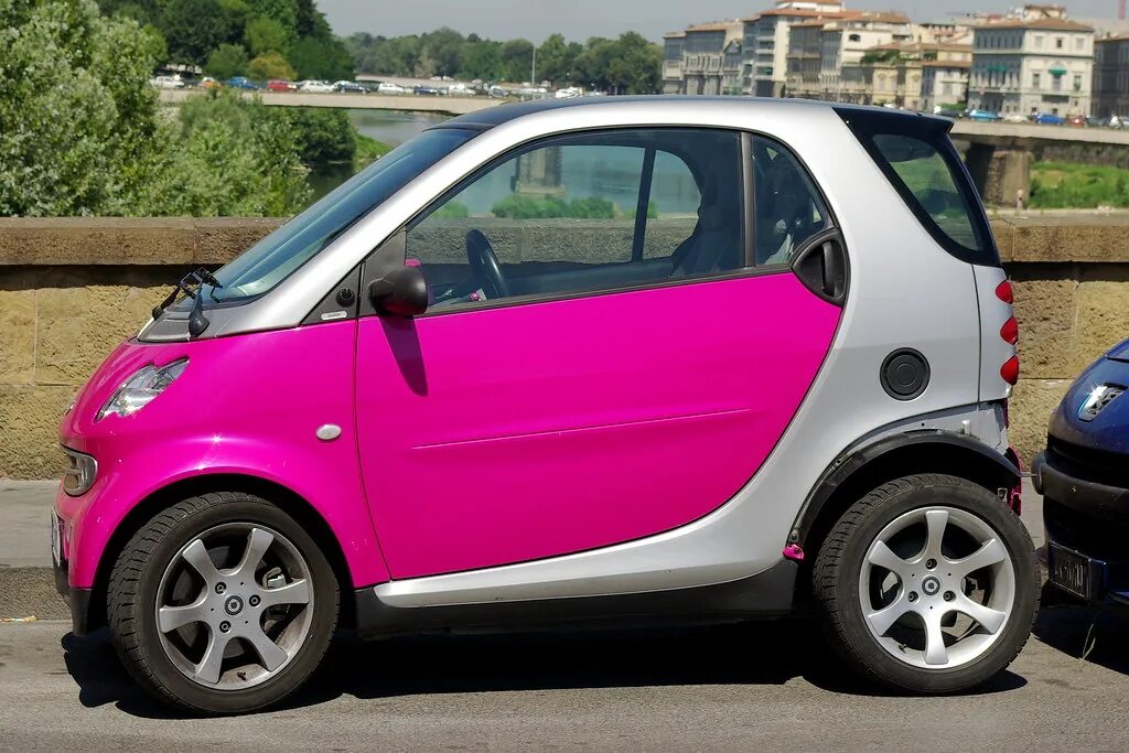 Мини-кар Smart Fortwo 2. Smart Fortwo Pink. Маленькая машина. Маленькие девочки в машине.