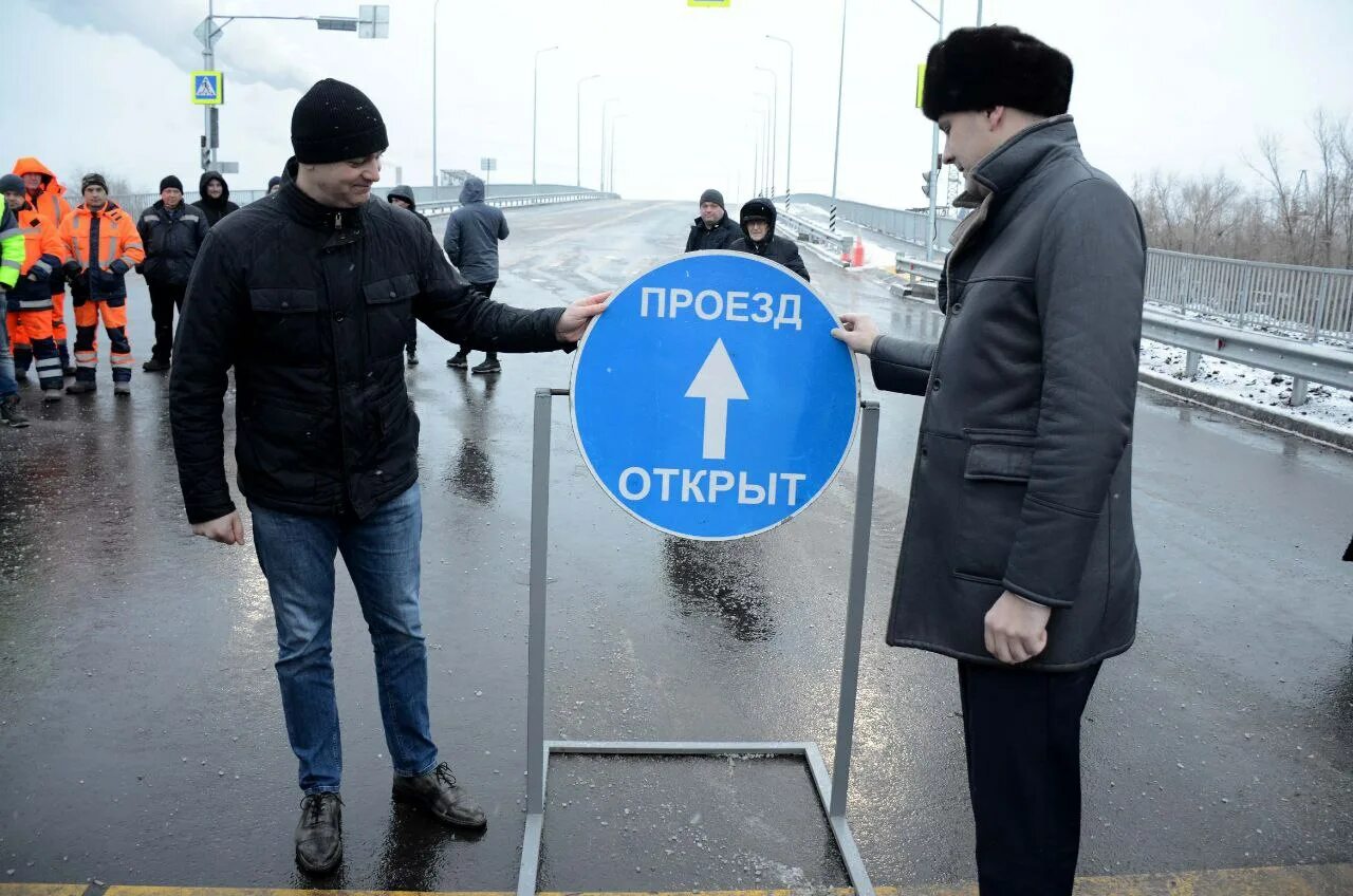 Открыт проезд по мосту. Мост на конституции оренбург. открыли мост конституции в оренбурге. путепроводы в оренбурге. открытие моста в оренбурге по конституции.