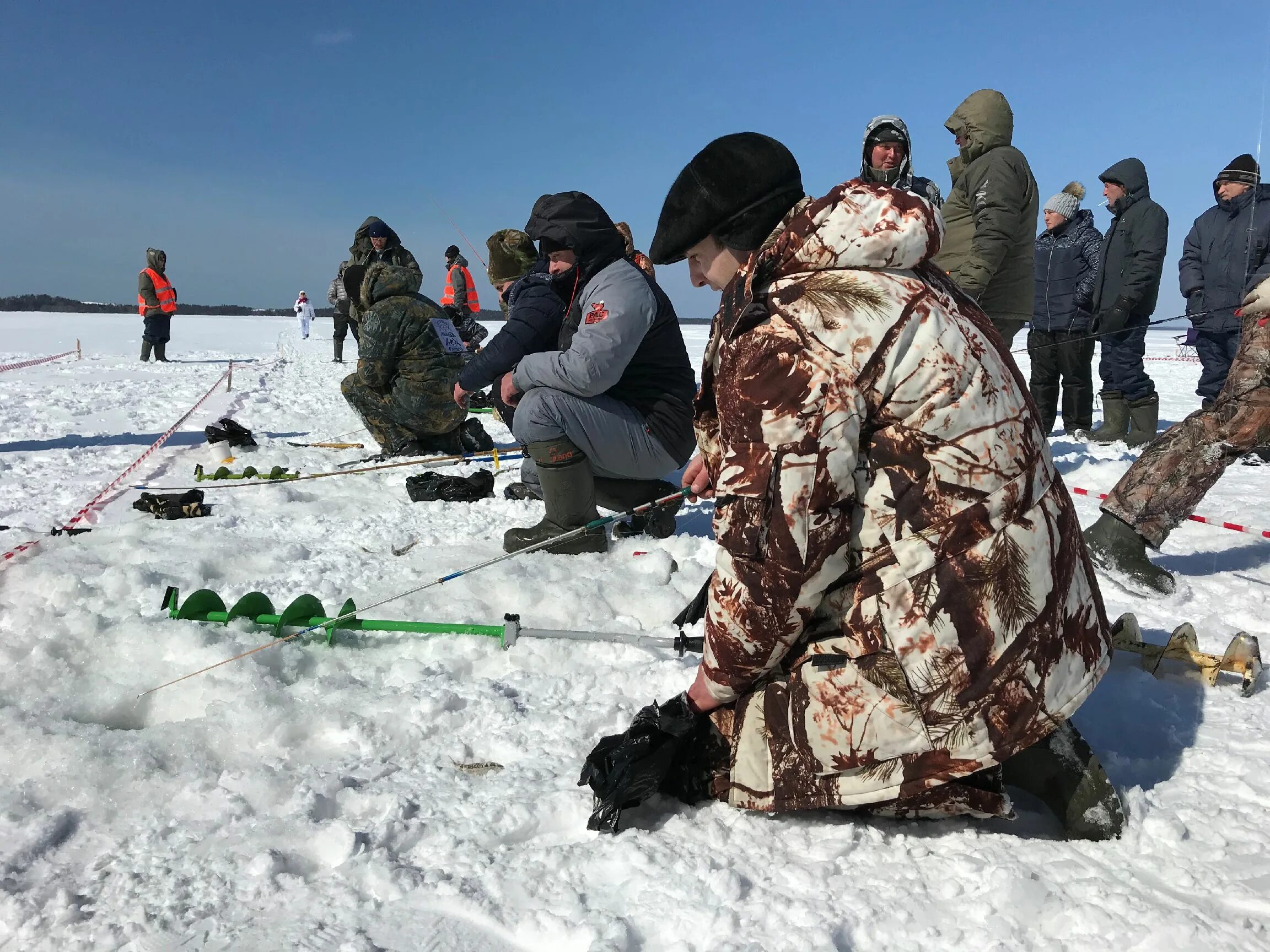 Зимняя рыбалка. Спортивная зимняя рыбалка. Соревнования по рыбалке. Соревнования по зимней рыбалке. Игры русской зимней рыбалки