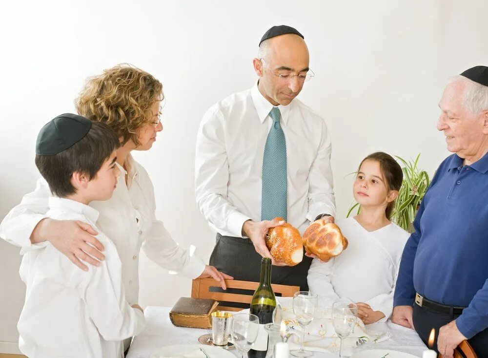 Быть главой семьи. Семья за столом. Еврейская семья за столом. Семья за столом Песах. Глава семьи за столом.