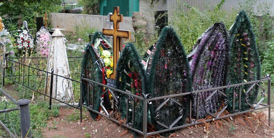 Нападение на самарскую область. Треугольники на кладбище в Самарской области. Колесников разбой кладбище. Похороны погибших от сидра фото видео.