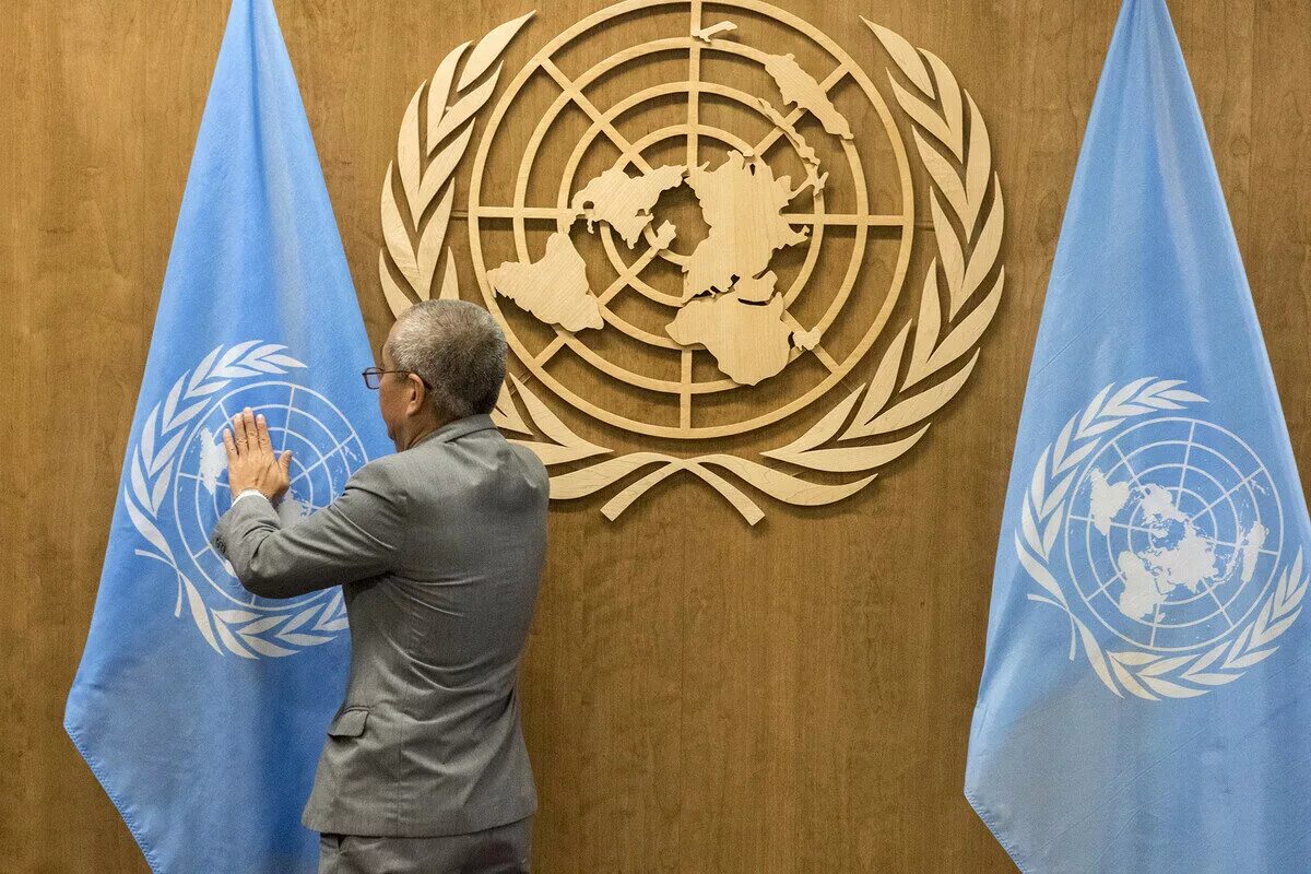 Предшественница оон. Всемирная организация ООН. Организация Объединенных наций (ООН). Генеральная Ассамблея ООН флаг. Международные организации ООН.