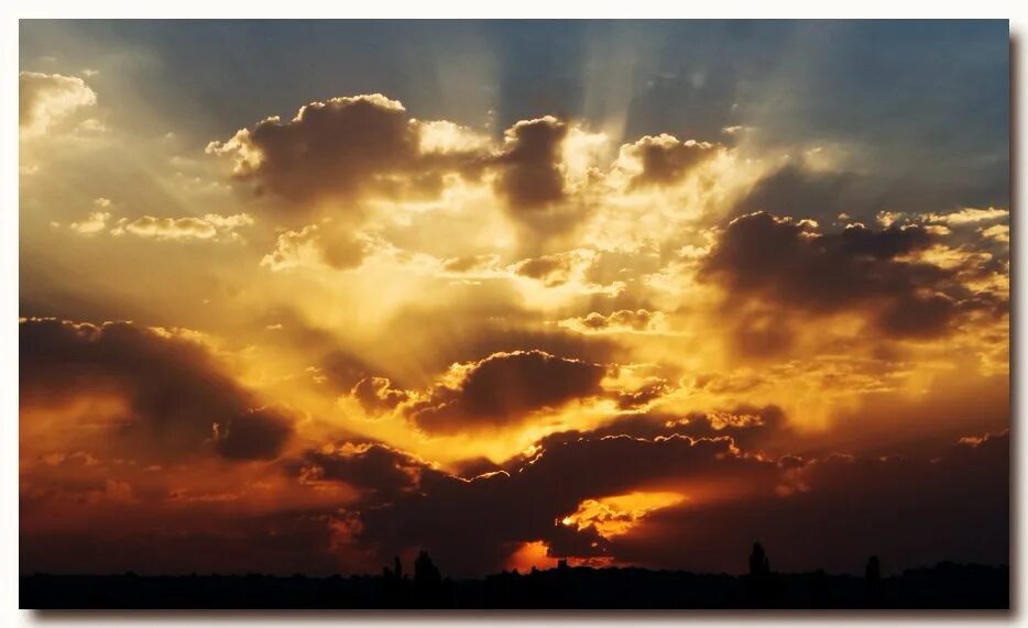 Густые облака. Чистое голубое небо. Красивые облака. Красивые облака. Солнце в облаках.