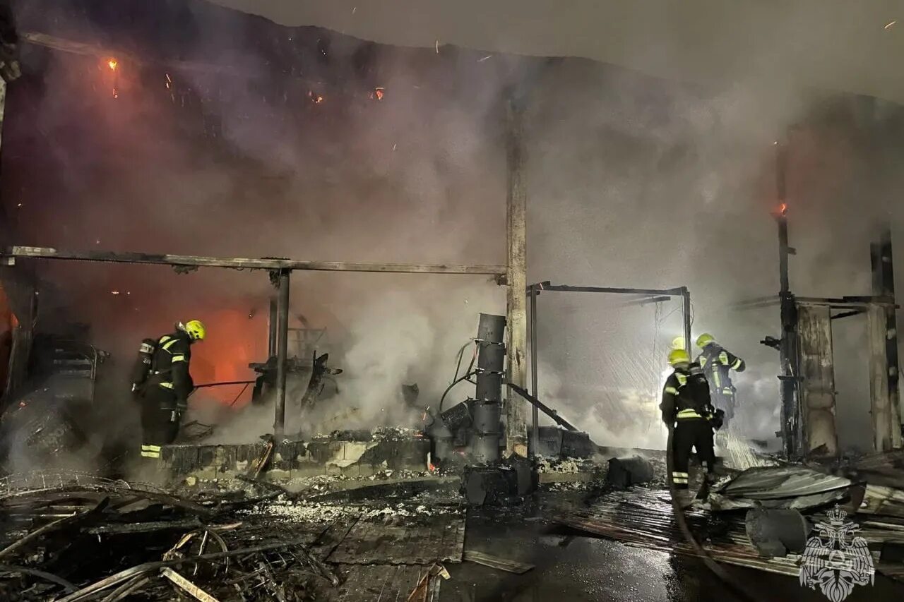 какой пожар сегодня в москве. сегодняшний пожар в москве. горит дом в москве сейчас. пожар в москве вчера. г.