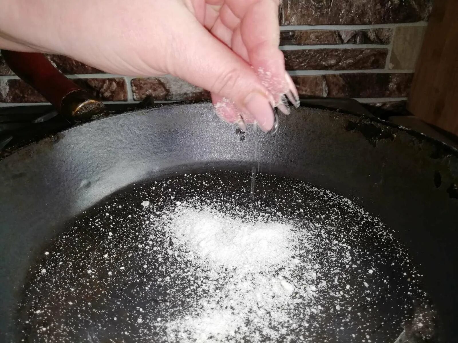 Как сделать чтобы масло не брызгало. Разбрызгать масло на сковороду. брызги от сковородки с маслом. брызги масло сковорода.