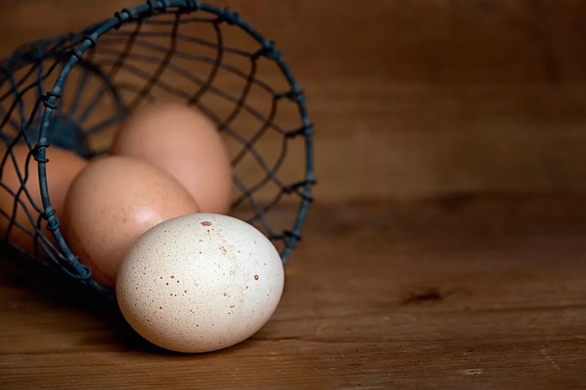 К чему снится разбитое сырое яйцо женщине. Яйцо куриное. Яйца фото. Фото яиц куриных. Снились яйца.