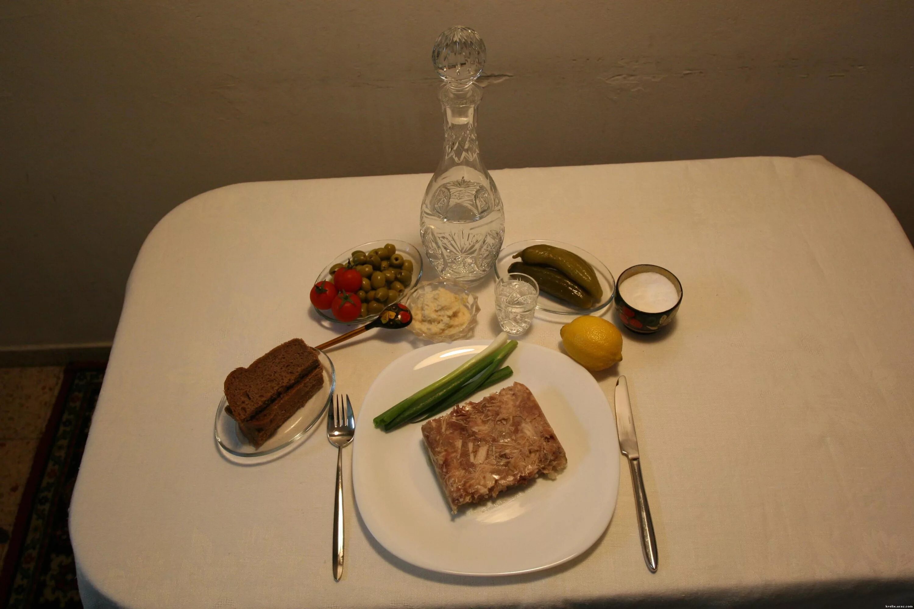 Вегетарианский пир. Скудный стол. Нищий завтрак. Бедный завтрак. Холодец и водка.