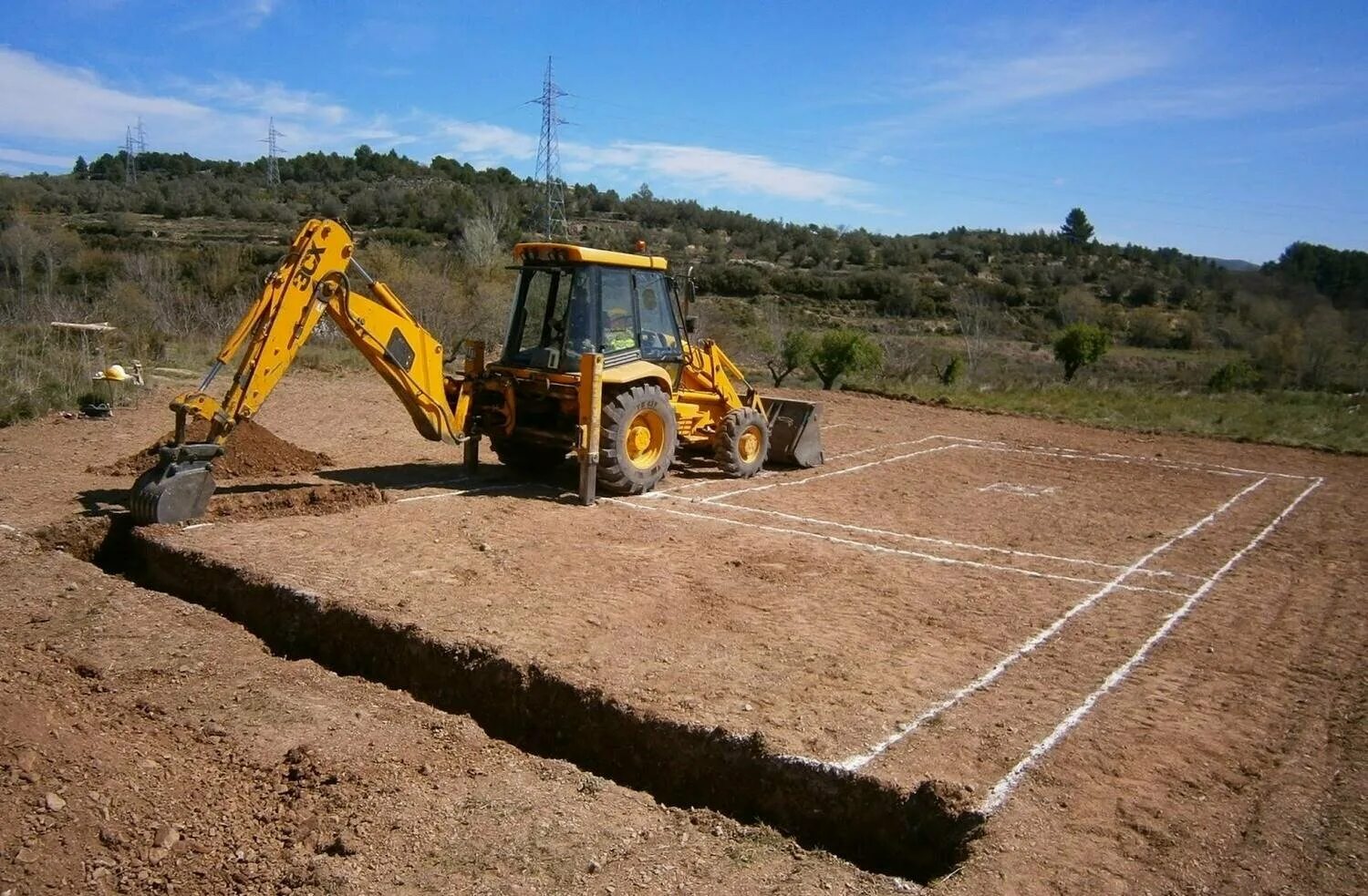 Рытье котлованов траншей. Копка траншей вручную. Копка траншей котлованов. Рытье котлована экскаватором. Траншея под фундамент.
