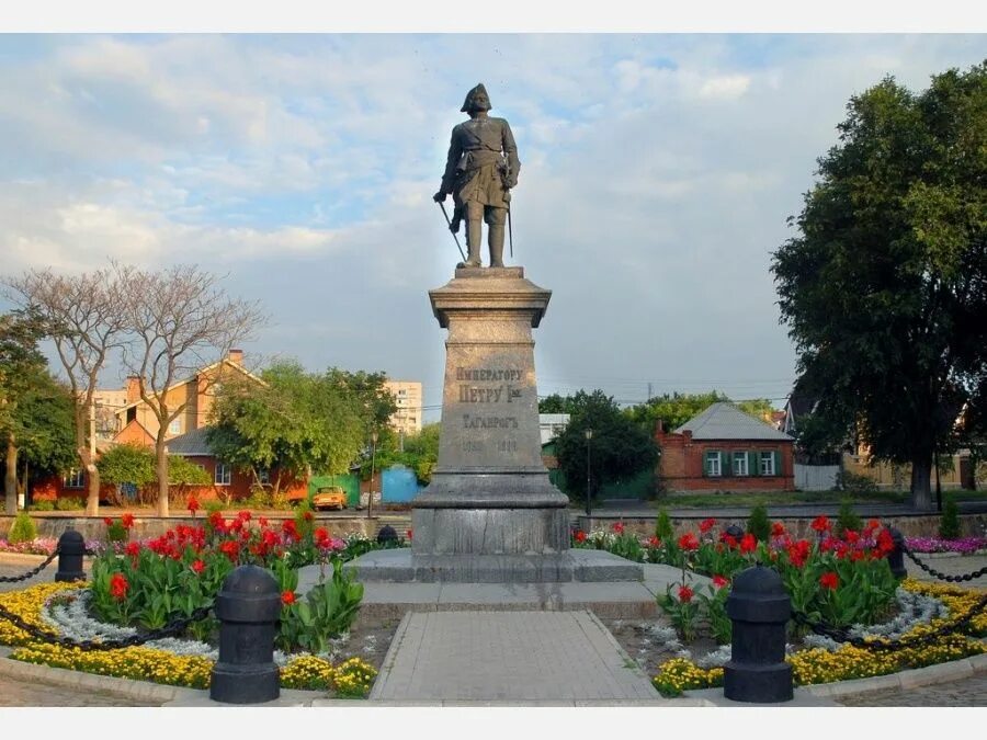 Парк петра 1 таганрог. Первый таганрог. Петр первый памятник в таганроге. Памятник петру первому в таганроге. Скульптура петра 1 в таганроге.
