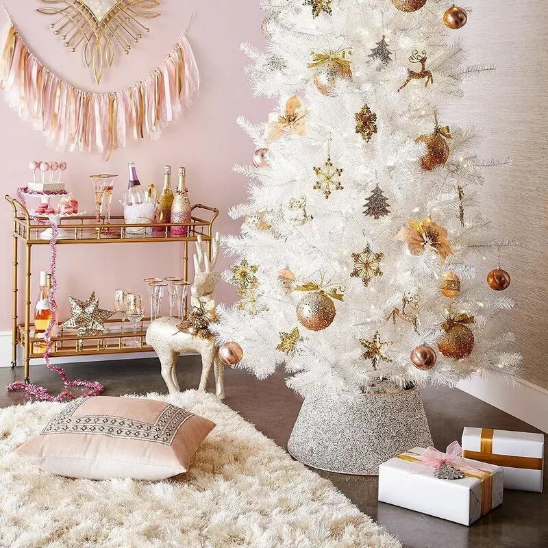 Белая елка. Цветовая гамма для украшения елки. Украшение елки. Украшение дома на новый год. Стально украшенная елка.