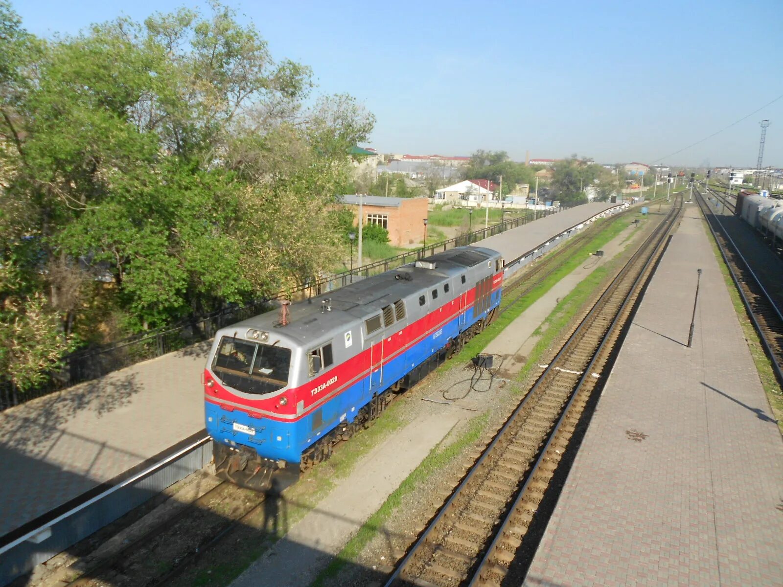 Атырау жд вокзал. Жд атырау. Станция шалкар. Жд атырау. Платформа железнодорожный атырау.