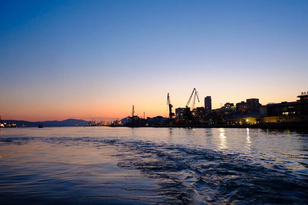 Мыс чуркин владивосток. Сопка орлиное гнездо владивосток. Владивосток вид с залива золотой рог. Владивосток вид с моря. Владивосток вид на море.