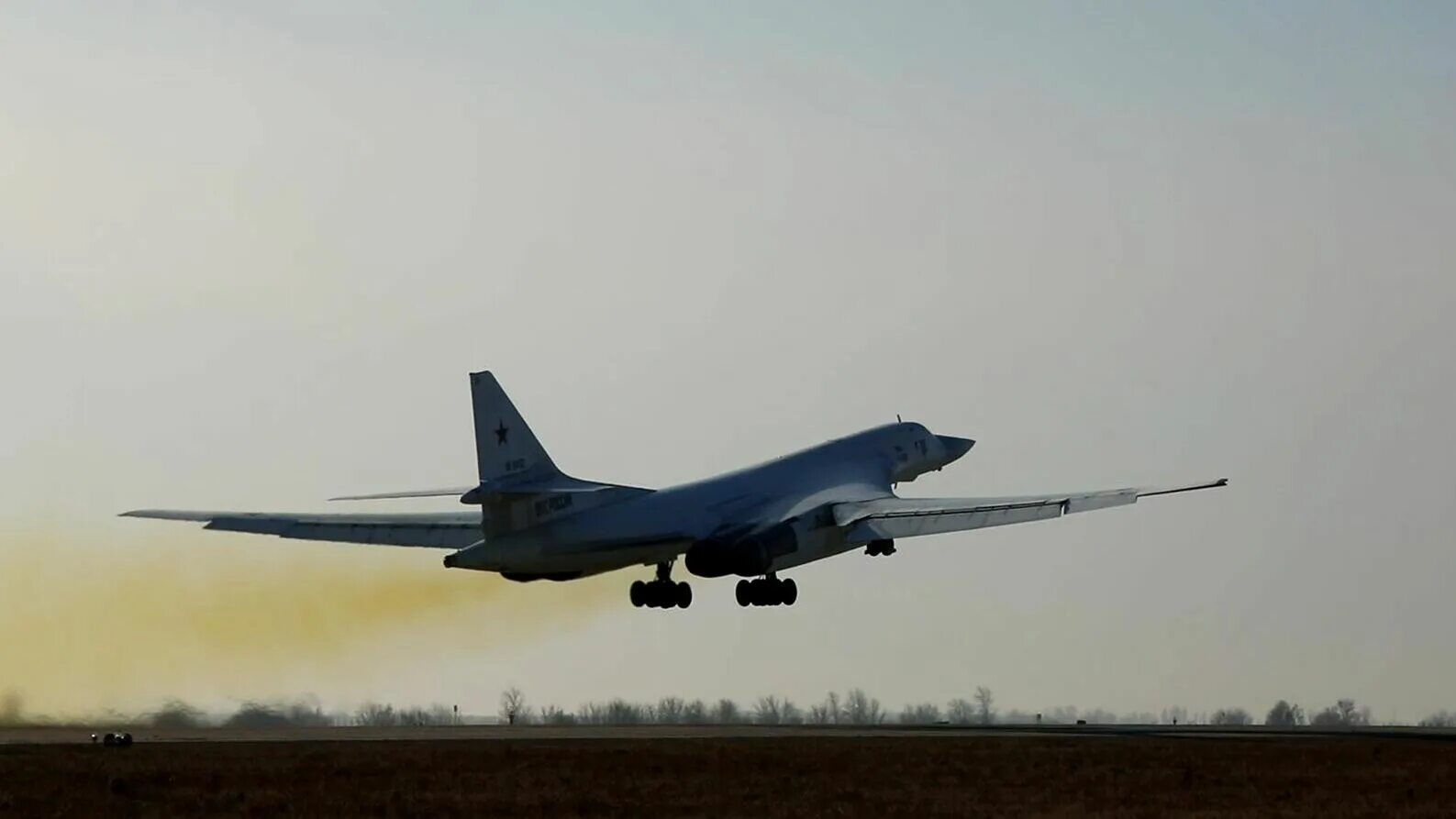 Стратегический сверхзвуковой ракетоносец-бомбардировщик ту-160. Стратегический ракетоносец ту-160 белый лебедь. Стратегический бомбардировщик ту-95мс. Ту-160 белый лебедь. Стратегические бомбардировщики фото.