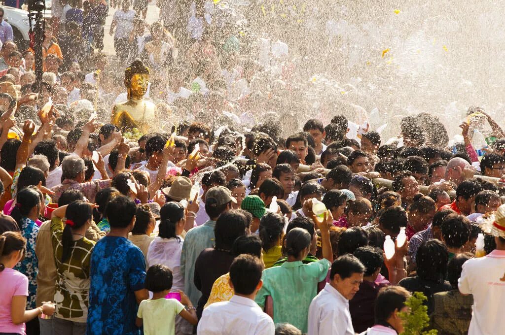 Праздник в тайланде в феврале. Тайский праздник Сонгкран. Songkran (Сонгкран) в Таиланде. Тайский новый год Сонгкран. Сонгкран буддизм.