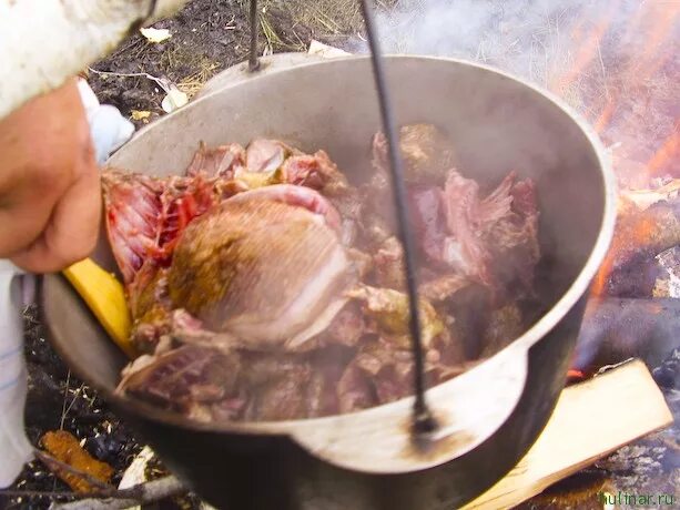 сталик ханкишиев шурпа в казане. как приготовить утку в казане. утка в утятнице. утка тушеная с овощами в казане. гусь в казане на костре.