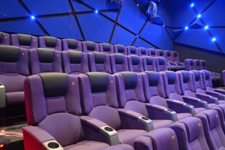 Три пингвина Чебоксары вип зал. Фиолетовый зал кинотеатра. Вип зал в кинотеатре три пингвина. Кинотеатр с фиолетовыми сиденьями.